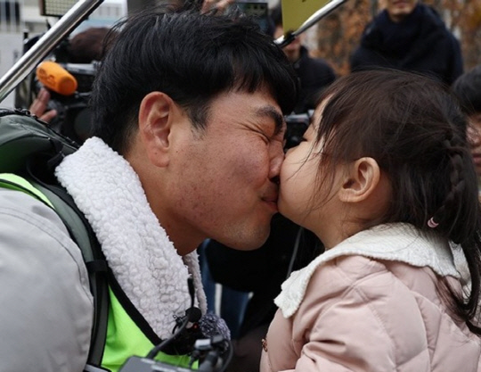 국내에는 치료법이 없는 희귀병을 앓고 있는 네 살 딸 사랑이의 치료비용을 위해 전국 곳곳을 돌며 후원을 요청하고 있는 전요셉 씨가 29일 오후 최종 목적지인 서울 광화문광장에 도착, 마중 나온 사랑이와 뽀뽀를 하고 있다.<연합뉴스>